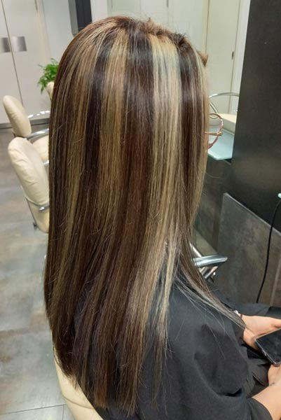 Coloración de pelo a mujer con pelo largo