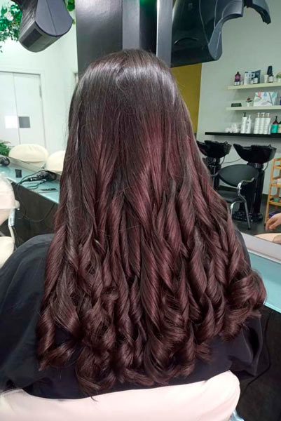 Trabajo de coloración en cabello de mujer